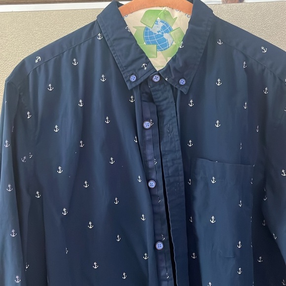 Button down - Picture 2 of 3